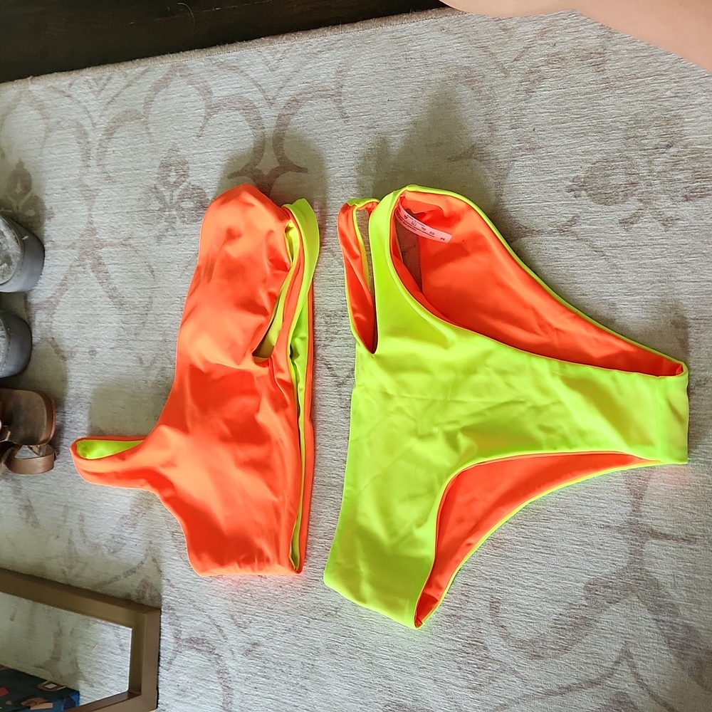 2 pc Multi color bikini swimsuit NWOT sz medium twist high waisted